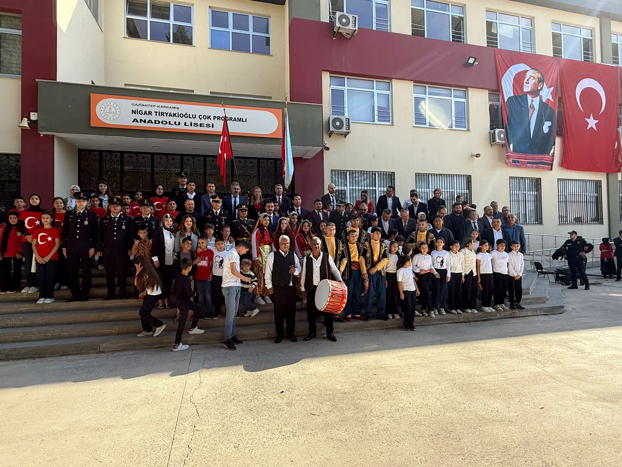 Karkamış okul önünde tören ve etkinlik