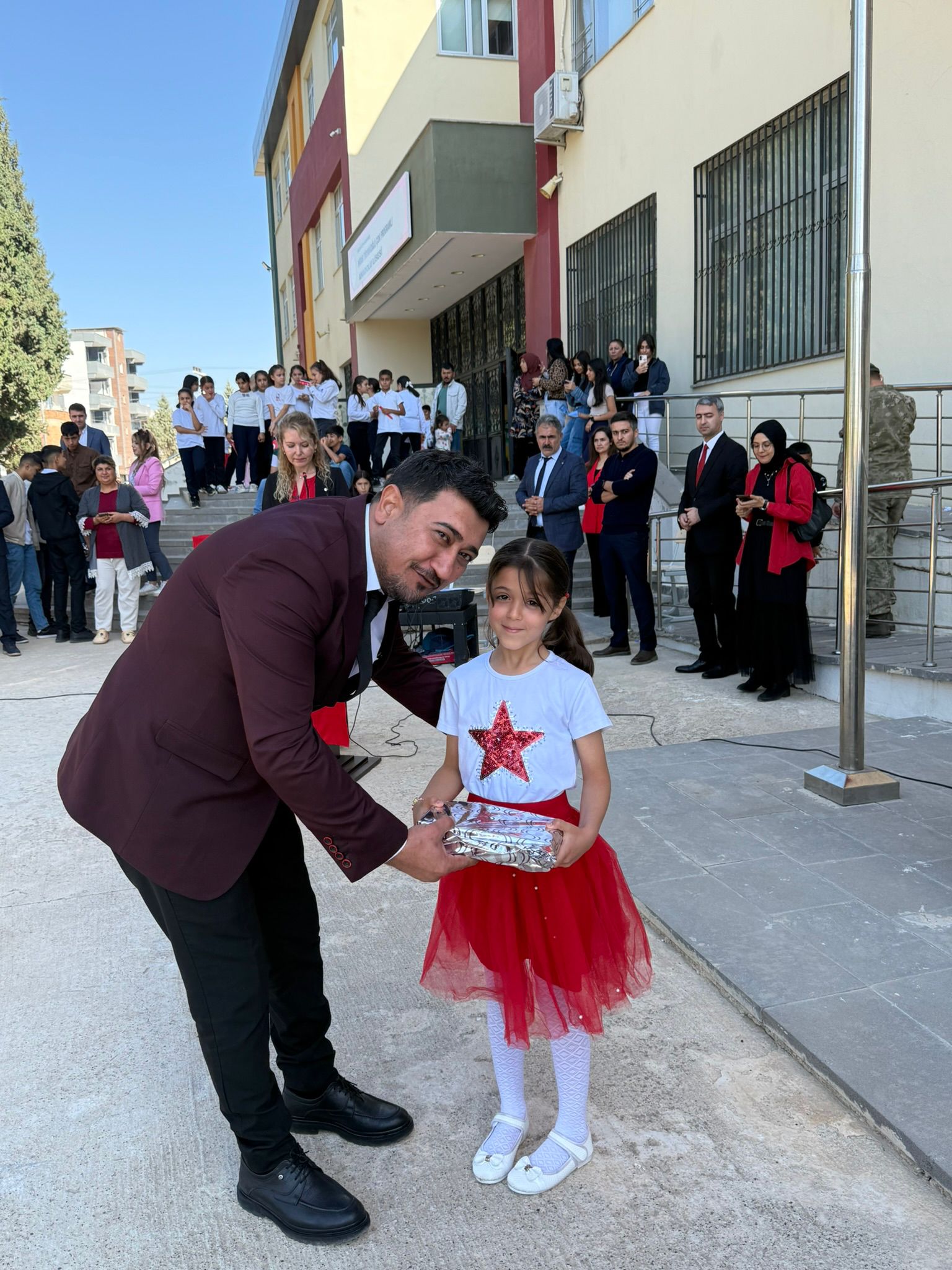 Özel gün kutlamasında öğrenci hediyesi